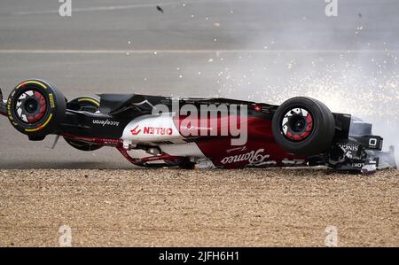 Zhou Guanyu von Alfa Romeo gleitet nach einer Kollision zu Beginn des Rennens während des Grand Prix von Großbritannien 2022 in Silverstone, Towcester, zur Barriere. Bilddatum: Sonntag, 3. Juli 2022. Stockfoto