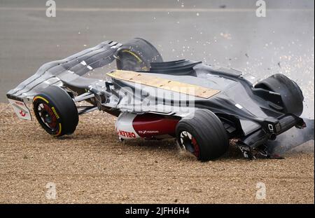 Zhou Guanyu von Alfa Romeo gleitet nach einer Kollision zu Beginn des Rennens während des Grand Prix von Großbritannien 2022 in Silverstone, Towcester, zur Barriere. Bilddatum: Sonntag, 3. Juli 2022. Stockfoto