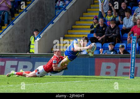 Josh Thewlis #22 von Warrington Wolves geht für einen Versuch rüber und macht die Punktzahl 22-8 in der zweiten Hälfte in Warrington, Großbritannien am 7/3/2022. (Foto von James Heaton/News Images/Sipa USA) Stockfoto