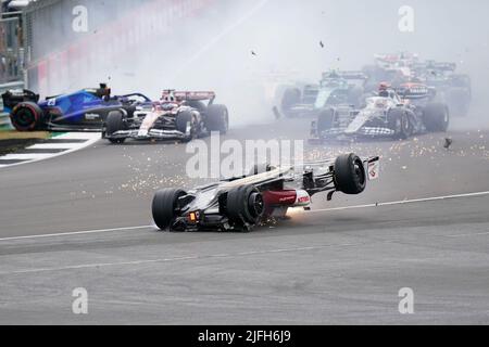 Zhou Guanyu von Alfa Romeo gleitet nach einer Kollision zu Beginn des Rennens während des Grand Prix von Großbritannien 2022 in Silverstone, Towcester, zur Barriere. Bilddatum: Sonntag, 3. Juli 2022. Stockfoto