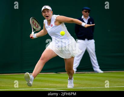 firo: 01.07.2022, Tennis, Wimbledon 2022, Grand Slam , die 2022 Wimbledon Championships, Grand Slam Tennisturnier , im All England Lawn Tennis Club in Wimbledon bei London, Frauen, Frauen, Jelena Ostapenko von Lettland in Aktion Unsere Allgemeinen Geschäftsbedingungen gelten, können unter www.firosportphoto.de eingesehen werden, §NUR FÜR DEN EINSATZ IN DEUTSCHLAND !!!!! Foto : DPPI, Copyright by firo sportFoto: Coesfelder Str. 207 D-48249 Dulmen mail@firosportphoto.de (V olksbank B ochum - W itten ) IBAN : DE68430601290341117100 BIC : GENODEM1BOC Tel: +49-2594-9916004 Fax: +49- 2594-9916005 Stockfoto