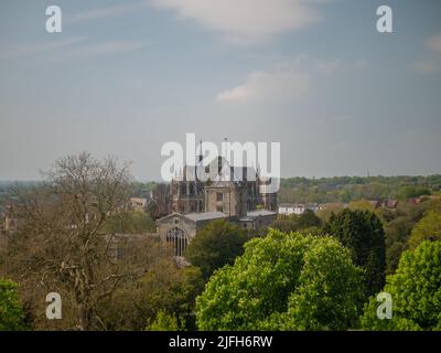 Eine Luftaufnahme des Arundel-Schlosses in Brighton, umgeben von Bäumen Stockfoto