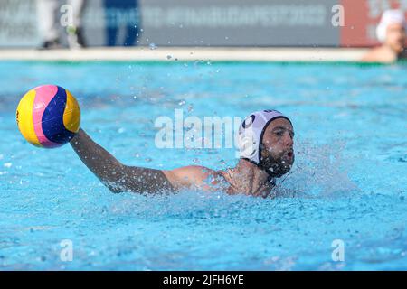 BUDAPEST, UNGARN - 3. JULI: Ben Stevenson aus den USA während der FINA World Championships Budapest 2022 - Wasserball-Spiel der Männer zwischen den Vereinigten Staaten von Amerika und Serbien in der Donau-Arena am 3. Juli 2022 in Budapest, Ungarn (Foto: Albert ten Hove/Orange Picles) Stockfoto