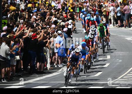 Vejle nach Sonderborg, Dänemark. 3.. Juli 2022. Sonderborg, Dänemark, 3.. Juli 2022.das Hauptfeld passiert die Zuschauer während der Etappe 3 der Tour De France, Vejle, nach Sonderborg. Kredit: JJ/POOL/Godingimages/Alamy Live Nachrichten Gutschrift: Peter Goding/Alamy Live Nachrichten Stockfoto