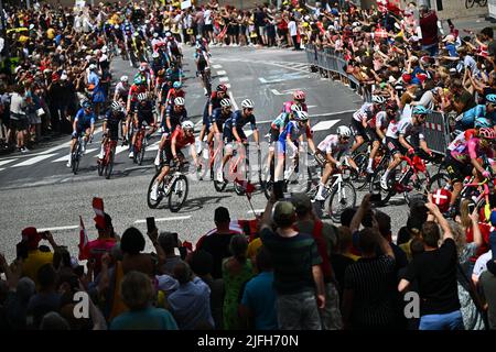 Vejle nach Sonderborg, Dänemark. 3.. Juli 2022. Sonderborg, Dänemark, 3.. Juli 2022.das Hauptfeld passiert die Zuschauer während der Etappe 3 der Tour De France, Vejle, nach Sonderborg. Kredit: JJ/POOL/Godingimages/Alamy Live Nachrichten Gutschrift: Peter Goding/Alamy Live Nachrichten Stockfoto