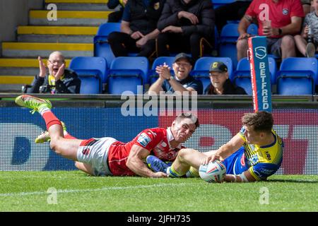 Josh Thewlis #22 von Warrington Wolves geht für einen Versuch rüber und macht die Punktzahl 22-8 in der zweiten Hälfte in Warrington, Großbritannien am 7/3/2022. (Foto von James Heaton/News Images/Sipa USA) Stockfoto