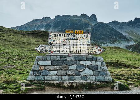 Straßenschild von Cormet de Roselend Etappe auf der Tour de france in den französischen alpen Stockfoto