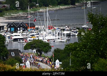 Vejle nach Sonderborg, Dänemark. 3.. Juli 2022. Sonderborg, Dänemark, 3.. Juli 2022.das Hauptfeld passiert bei der Etappe 3 der Tour De France, Vejle, einen Yachthafen und Zuschauer nach Sonderborg. Kredit: JJ/POOL/Godingimages/Alamy Live Nachrichten Gutschrift: Peter Goding/Alamy Live Nachrichten Stockfoto