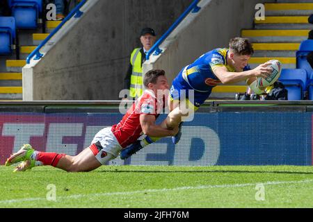 Josh Thewlis #22 von Warrington Wolves geht für einen Versuch rüber und macht die Punktzahl 22-8 in der zweiten Hälfte in Warrington, Großbritannien am 7/3/2022. (Foto von James Heaton/News Images/Sipa USA) Stockfoto