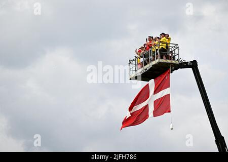 Vejle nach Sonderborg, Dänemark. 3.. Juli 2022. Sonderborg, Dänemark, 3.. Juli 2022. Fans gesehen auf einer Plattform während der Etappe 3 der Tour De France, Vejle nach Sonderborg. Kredit:JJ/POOL/Godingimages/Alamy Live Nachrichten Gutschrift: Peter Goding/Alamy Live Nachrichten Stockfoto