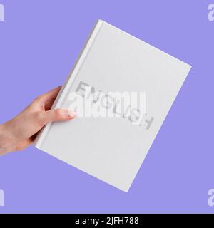 Englischsprachiges Buch in weiblicher Nahaufnahme. Hochwertige Fotos Stockfoto