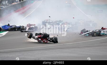 Zhou Guanyu von Alfa Romeo gleitet nach einer Kollision zu Beginn des Rennens während des Grand Prix von Großbritannien 2022 in Silverstone, Towcester, zur Barriere. Bilddatum: Sonntag, 3. Juli 2022. Stockfoto