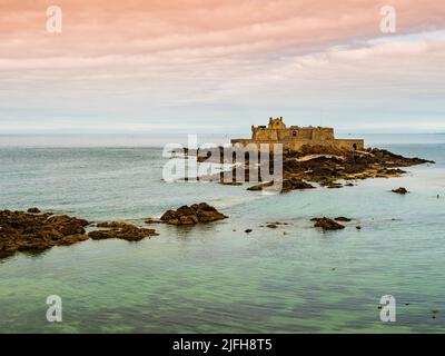 Atemberaubende Aussicht auf Fort National bei Flut, Saint Malo, Bretagne, Frankreich Stockfoto