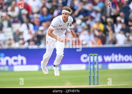 Stuart Broad aus England liefert den Ball Stockfoto