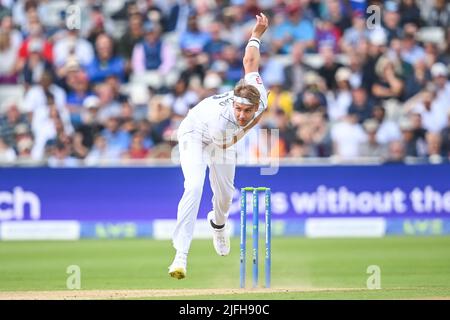 Stuart Broad aus England liefert den Ball Stockfoto