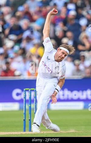 Stuart Broad aus England liefert den Ball Stockfoto