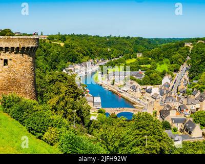 Atemberaubende Aussicht auf Dinan, malerisches mittelalterliches Dorf, das durch den Fluss Rance, Cotes d'Armor Department, Bretagne, Frankreich, gekreuzt wird Stockfoto