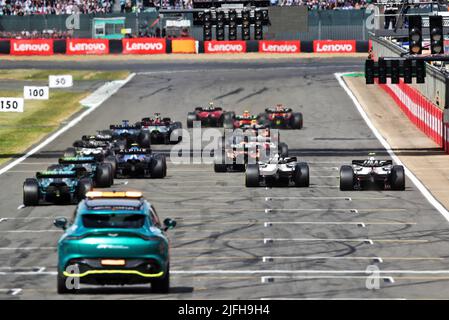 Silverstone, Großbritannien. 03.. Juli 2022. Der Neustart des Rennens. Großer Preis von Großbritannien, Sonntag, 3.. Juli 2022. Silverstone, England. Quelle: James Moy/Alamy Live News Stockfoto