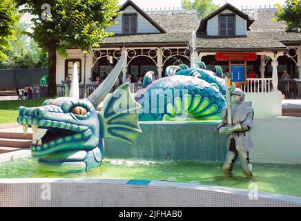 Castelnuovo del Garda, Italien - 13 August 2019: Themed Skulptur Drachen. Freizeitpark Gardaland in Castelnuovo del Garda, Verona, Italien. Stockfoto