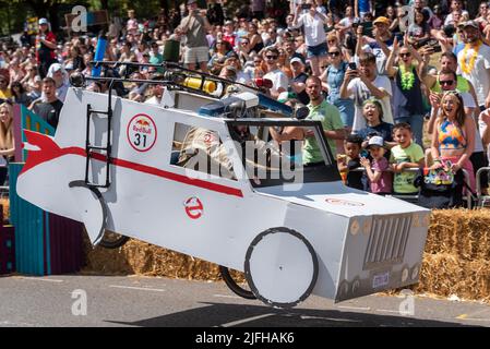 Alexandra Palace, London, Großbritannien. 3. Juli 2022. Schräge und abgedrehte Soapbox-Designs rasten den Hügel hinunter durch den Alexandra Park unterhalb ‘von „Ally Pally“ und über Sprünge, die die Designs und Fahrfähigkeiten der Teams testeten. Rund 70 handgefertigte Wagen, die rein von der Schwerkraft angetrieben wurden, und ein Schub der Crews von der Spitze des Hügels versuchten, die schnellste Zeit zu setzen. Viele kamen vor der Ziellinie zur Trauer. Team Ghostbusters Kart Stockfoto