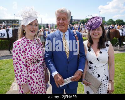 Hamburg, Deutschland. 03.. Juli 2022. Pferderennen: Galopp, 153. Deutsches Derby auf der Pferderennbahn Horner. Albert Darboven, Mäzen der Künste und Unternehmer, steht zwischen den Vorstandsmitgliedern des Hamburg Racing Club, Nele Marie Herbold (r) und Catharina Wind. Kredit: Marcus Brandt/dpa/Alamy Live Nachrichten Stockfoto