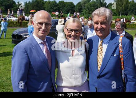 Hamburg, Deutschland. 03.. Juli 2022. Pferderennen: Galopp, 153. Deutsches Derby auf der Pferderennbahn Horner. Eva-Maria Tschentscher und ihr Ehemann Peter Tschentscher (SPD), erster Bürgermeister und Präsident des Senats der Freien und Hansestadt Hamburg, stehen im Fahrring neben Albert Darboven, Mäzen und Unternehmer. Kredit: Marcus Brandt/dpa/Alamy Live Nachrichten Stockfoto