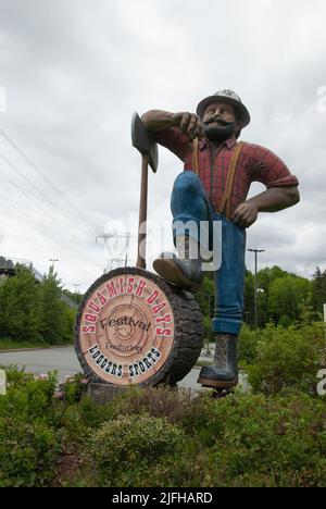 Holzfällerstatue in Squamish, British Columbia, Kanada Stockfoto