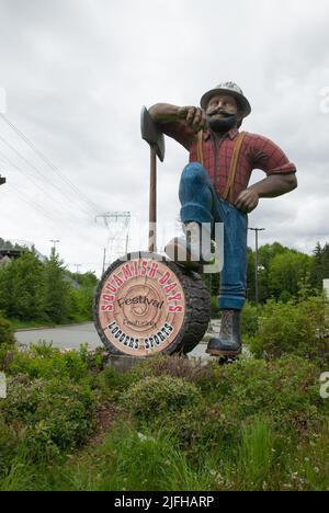 Holzfällerstatue in Squamish, British Columbia, Kanada Stockfoto