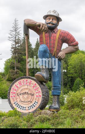 Holzfällerstatue in Squamish, British Columbia, Kanada Stockfoto