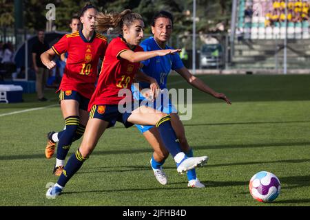 Castel Di Sangro, Italien. 01.. Juli 2022. Lucia Di Guglielmo von Ital, Olga Carmona Garcia und die Spanierin Athene Del Castillo Beivide treten am 01. Juli 2022 im Teofilo Patini Stadium in Castel di Sangro, Italien, im Freundschaftsspiel Women's International zwischen Italien und Spanien um den Ball an. © Foto: Cinzia Camela. Kredit: Unabhängige Fotoagentur/Alamy Live Nachrichten Stockfoto