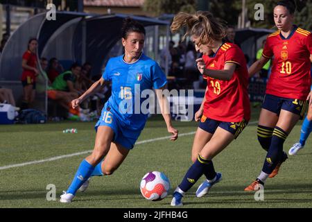 Castel Di Sangro, Italien. 01.. Juli 2022. Lucia Di Guglielmo von Ital, Olga Carmona Garcia und die Spanierin Athene Del Castillo Beivide treten am 01. Juli 2022 im Teofilo Patini Stadium in Castel di Sangro, Italien, im Freundschaftsspiel Women's International zwischen Italien und Spanien um den Ball an. © Foto: Cinzia Camela. Kredit: Unabhängige Fotoagentur/Alamy Live Nachrichten Stockfoto