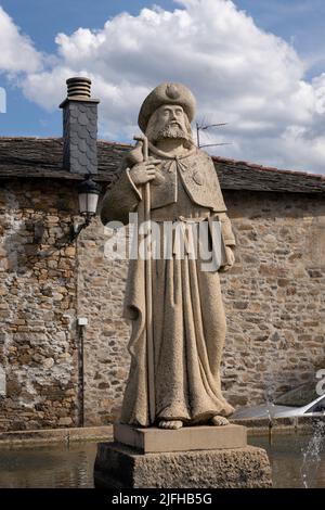 Statue von Santiago Peregrino (hl. Jakobus dem Großen als Pilger) mit dem üblichen Mantel, Jakobsmuscheln, Stab und Kürbis entlang des Camino Frances in Stockfoto