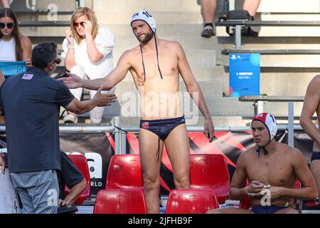 BUDAPEST, UNGARN - 3. JULI: Ben Stevenson aus den USA während der FINA World Championships Budapest 2022 - Wasserball-Spiel der Männer zwischen den Vereinigten Staaten von Amerika und Serbien in der Donau-Arena am 3. Juli 2022 in Budapest, Ungarn (Foto: Albert ten Hove/Orange Picles) Stockfoto