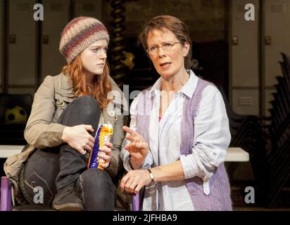 l-r: Rose Leslie (Wendy). Celia Imrie (Trish) in MIXED UP NORTH von Robin Soans in Wilton's Music Hall, London E1 12/11/2009 an Out of Joint & Bolton Octagon Co-Production Design: Jonathan Fensom Beleuchtung: Tim Bray Choreografin: Jessica Swale Regie: Max Stafford-Clark Stockfoto