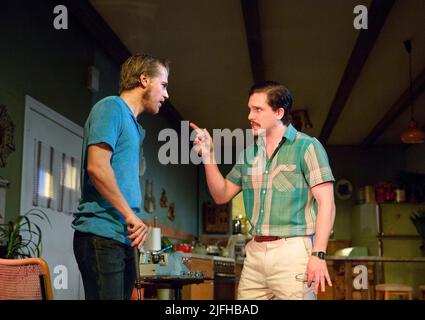 l-r: Johnny Flynn (Lee), Kit Harington (Austin) in TRUE WEST von Sam Shepard im Vaudeville Theatre, London WC2 04/12/2018 Design: Jon Bausor Beleuchtung: Joshua Carr Regie: Matthew Dunster Stockfoto