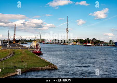 Ein kleiner Hafen an der Nordsee, in dem sich verschiedene Schiffe befinden Stockfoto