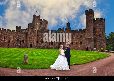 Joanne und Pete Wedding in Peckforton Castle ist ein viktorianisches Landhaus, das im Stil einer mittelalterlichen Burg in Ceshire gebaut wurde Stockfoto