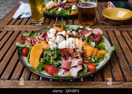 Nahaufnahme eines Gerichts mit einem farbenfrohen, köstlichen Salat Stockfoto