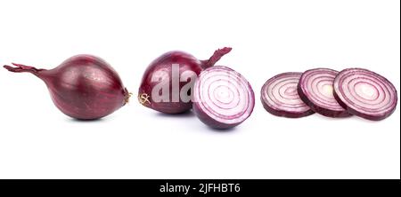 Rote Zwiebel mit Scheiben aufsammeln und auf weißem Hintergrund isoliert halbieren. Beschneidungspfad. Volle Schärfentiefe. Stockfoto