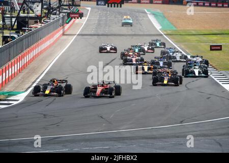 2. Starterennen 01 VERSTAPPEN Max (nld), Red Bull Racing RB18, Action 55 SAINZ Carlos (Spa), Scuderia Ferrari F1-75, Action während der Formel 1 Lenovo British Grand Prix 2022, 10. Runde der FIA Formel 1 Weltmeisterschaft 2022, auf dem Silverstone Circuit, vom 1. Bis 3. Juli, 2022 in Silverstone, Großbritannien - Foto: Xavi Bonilla/DPPI/LiveMedia Stockfoto