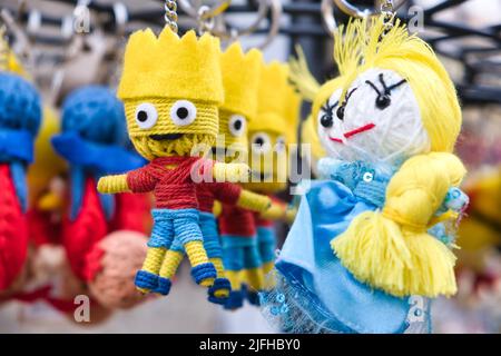 Nahaufnahme von Anhängern, inspiriert von Zeichentrickfiguren in einem Souvenirladen in Carcassonne Stockfoto