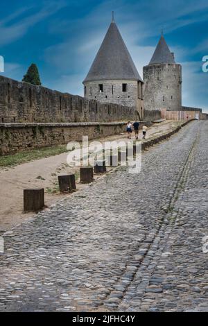 Perspektivischer Blick auf die Grenzmauer de la cité in Carcassonne Stockfoto