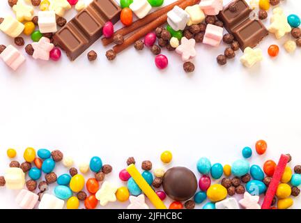 Bunte gemischte Fruchtbonbon und Schokolade Bonbon isoliert auf weißem Hintergrund. Draufsicht Stockfoto