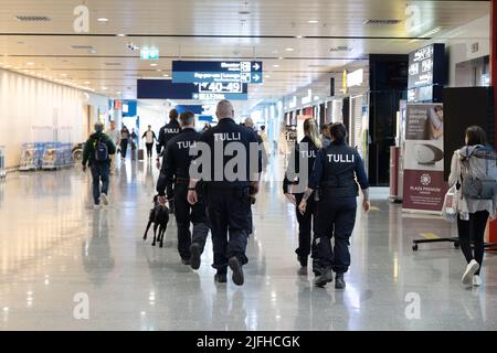 Airport Customs Europe; Finland Customs Officers (Tulli), Walking in the Terminal, Helsinki Airport, Finland Europe Stockfoto