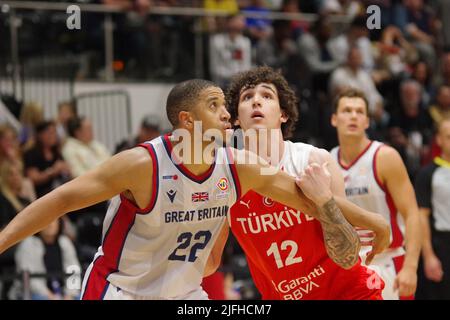 Newcastle, England, 3. Juli 2022. Myles Hesson spielt für Großbritannien und Sadik Emir Kabaca spielt für die Türkei in einem FIBA 2023-WM-Qualifikationsspiel in der Vertu Motors Arena in Newcastle. Quelle: Colin Edwards/Alamy Live News. Stockfoto