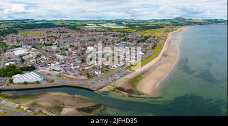 Luftaufnahme von der Drohne des Strandes und der Strandpromenade von Leven in Fife, Schottland, Großbritannien Stockfoto