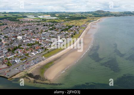 Luftaufnahme von der Drohne des Strandes und der Strandpromenade von Leven in Fife, Schottland, Großbritannien Stockfoto