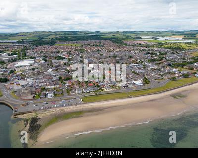 Luftaufnahme von der Drohne des Strandes und der Strandpromenade von Leven in Fife, Schottland, Großbritannien Stockfoto