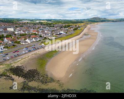 Luftaufnahme von der Drohne des Strandes und der Strandpromenade von Leven in Fife, Schottland, Großbritannien Stockfoto