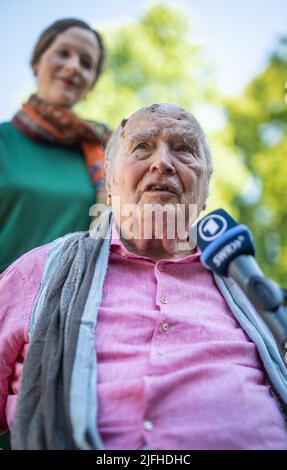 Marbach Am Neckar, Deutschland. 03.. Juli 2022. Der Schriftsteller Martin Walser kommt zur feierlichen Veranstaltung, um sein Archiv an das Deutsche Literaturarchiv in Marbach zu übergeben und gibt im Vorfeld ein Interview. Quelle: Christoph Schmidt/dpa/Alamy Live News Stockfoto